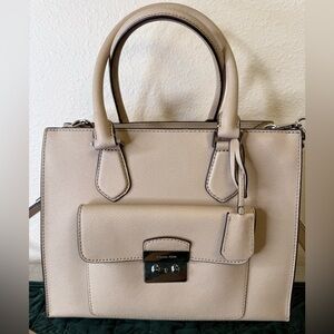 BARELY USED ……. MICHAEL KORS JET SET BEIGE-COLORED MEDIUM TOTE w/SHOULDER STRAP